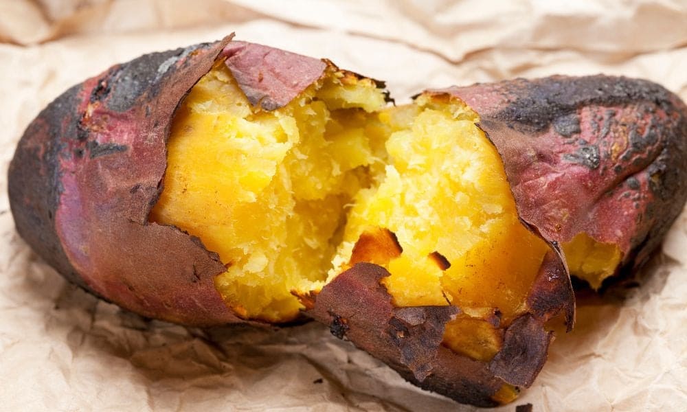 Khoai lang nướng cung cấp carbohydrate phức tạp và kali cho sức bền