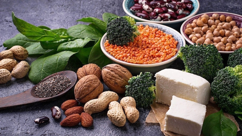 Nguồn protein thực vật có trong các loại đậu, hạt, ngũ cốc nguyên hạt, rau xanh đậm màu