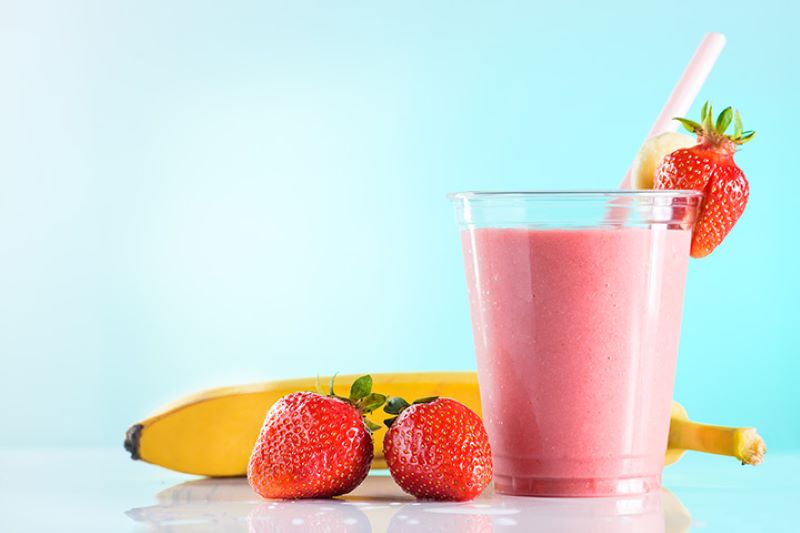 Sinh tố trái cây với chuối hoặc dâu tây bổ sung vitamin và hydrat hóa